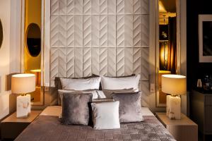 卢布林卢克索酒店 的一间卧室配有一张带枕头的床和两盏灯。