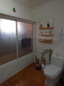 Refúgio dos Mauzinhos的一间带卫生间和玻璃淋浴间的浴室