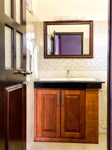 尼甘布Mac Cloud Villa的一间带水槽和镜子的浴室