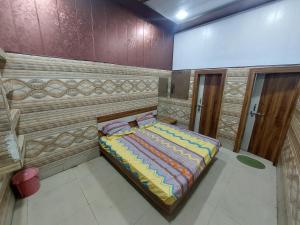 马图拉Annu Bhai sewa sadan的一间卧室,卧室内配有一张大床