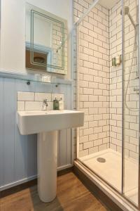 圣奥斯特尔拉希累埃姆斯酒店的一间带水槽和淋浴的浴室