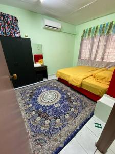 GemenchehAziz homestay的卧室配有一张床,地板上铺有地毯