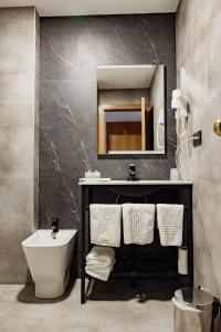 比利亚罗夫莱多卡萨洛伦佐酒店的一间带水槽和镜子的浴室