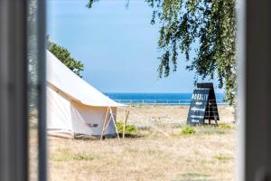 海斯勒Nordliv Strand的海滩上的帐篷和标志