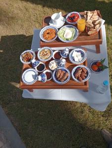杜兹Garden12 Outdoor & More的一张桌子,上面放着食物盘