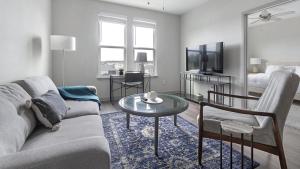 MiddleburgLanding Modern Apartment with Amazing Amenities (ID1239X542)的客厅配有沙发和桌子