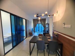 吉隆坡Reizz Residence By Luxury Suites的一间用餐室,配有黑色的桌子和椅子