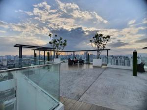 吉隆坡Reizz Residence By Luxury Suites的市景阳台