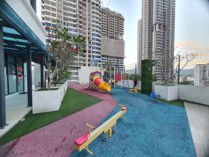 吉隆坡Reizz Residence By Luxury Suites的建筑中的游乐场