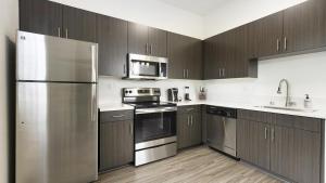 圣地亚哥Landing Modern Apartment with Amazing Amenities (ID9071X06)的厨房配有不锈钢用具和木柜