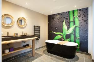KalenbergBijJoop的浴室配有黑色浴缸和水槽