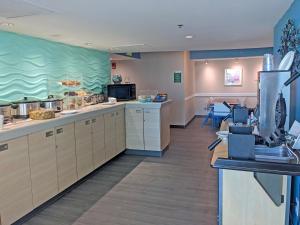 默特尔比奇海滨度假酒店的医院的候诊室,有柜台