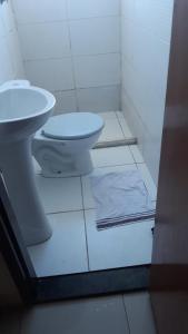 萨尔瓦多Hotel Itapuã Al Mare的一间带卫生间和水槽的浴室