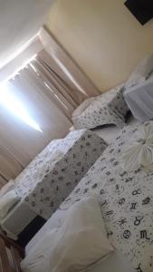 萨尔瓦多Hotel Itapuã Al Mare的小型客房设有两张单人床,