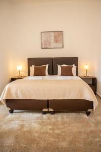 BelasDecifer Sport Resort的一间卧室配有一张大床,桌子上放着两盏灯