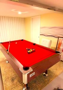 芝加哥Fully Equipped Cozy 4/5 BR的房间里的一张红色台球桌