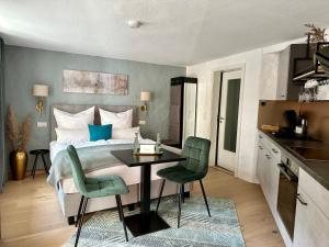 拜罗伊特Rotmain Apartments的卧室配有一张床和一张桌子及椅子