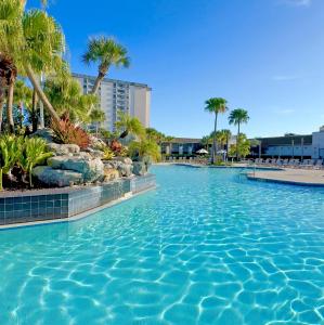 奥兰多阿凡提棕榈度假酒店的度假村内棕榈树游泳池