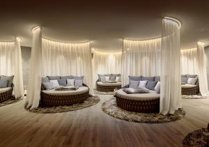 蒂罗尔-泽费尔德Krumers Alpin – Your Mountain Oasis的客厅配有两张大床和窗帘