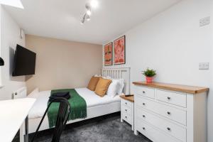 利兹Cosy One Bed Apt in Leeds City的一间小卧室,配有一张床和一个梳妆台