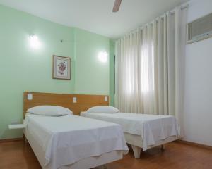 圣保罗山加布瑞欧酒店的白色墙壁客房的两张床
