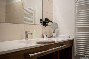蓬高地区埃本Landhotel Berger的一间带水槽和镜子的浴室