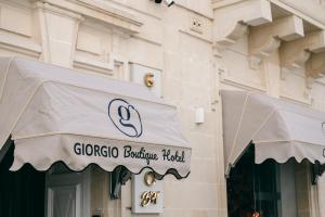 斯利马Giorgio Boutique Hotel的商店上白篷的建筑