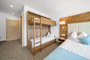 蓬高地区埃本Landhotel Berger的一间卧室配有两张床和一张双层床。