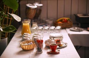 塞尼察Garni Hotel Branč的餐桌,带玻璃杯和盘子的食物和饮料