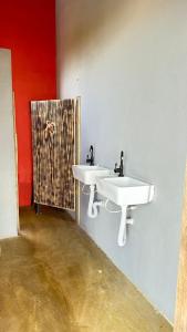 A Chave da Montanha的墙上有2个水槽的浴室