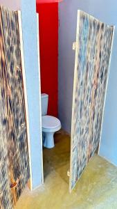A Chave da Montanha的一间带卫生间和红色墙壁的浴室