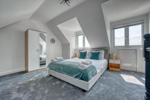 牛津Aryas Homes Oxford - Headington的一间卧室配有一张大床和镜子