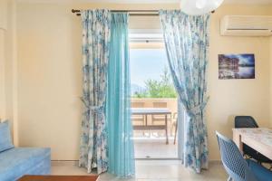 格利法达Nice seaview balcony Porlamar Home 155的客房设有带蓝色窗帘的窗户。