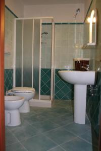 圣毛罗奇伦托Casale Florenzo的一间带卫生间和水槽的浴室