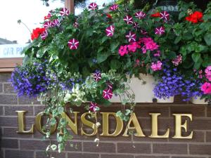 布莱克浦The Lonsdale的装有鲜花的商店的标牌