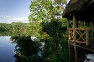 RubiriziDave the Cave Eco Lodge and Cultural Campsite的水体景房屋