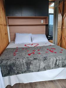 佩洛塔斯Tiny House no Olival的卧室里一张红色玫瑰床