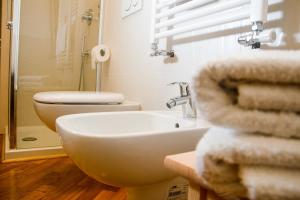 阿尔本加Villa Essenza - Rooms and Breakfast的白色的浴室设有水槽和卫生间。