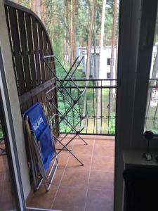 卢克钦Apartament w Łukęcinie BlueMare的客房 - 带门廊上带椅子的阳台