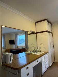 金罗斯The Kinross Salutation Hotel的一间带两个盥洗盆和大镜子的浴室