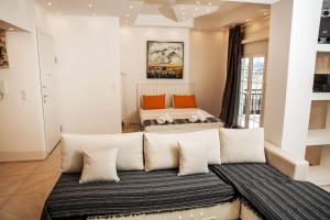 拉夫里翁Seafront central Apt in Lavrio的客房内的两张床和白色枕头