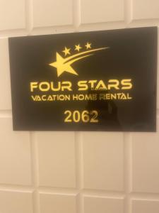 迪拜Four Stars Hostel的墙上的四星级度假屋租赁标志
