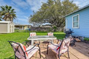 罗克波特Cozy Texas Cottage Less Than 2 Mi to Rockport Beach!的庭院配有桌子和四把椅子