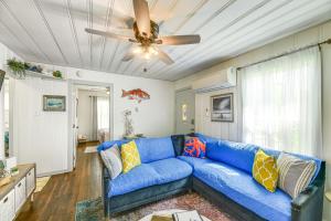 罗克波特Cozy Texas Cottage Less Than 2 Mi to Rockport Beach!的客厅配有蓝色沙发,设有吊扇