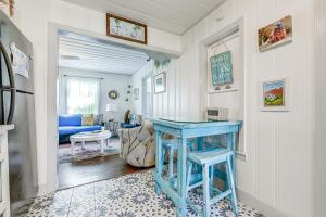 罗克波特Cozy Texas Cottage Less Than 2 Mi to Rockport Beach!的带客厅的蓝色桌子