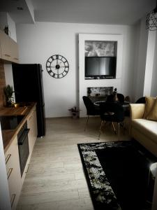 新鲁达Apartament Nowar的客厅配有沙发和桌子