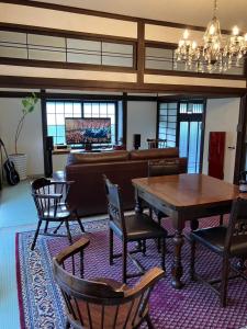 日田市Kominkahaku Takenoko - Vacation STAY 45999v的客厅配有桌椅和沙发