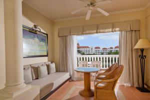 拉纳韦贝Bahia Principe Grand Jamaica - All Inclusive的客厅配有沙发和桌子