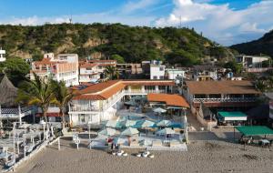 索里托斯Hotel Boutique Noelani的海滩上的度假村的空中景致