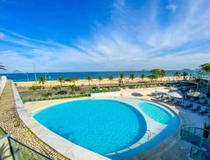 里约热内卢Hotel Nacional rj的享有游泳池和海滩的景色